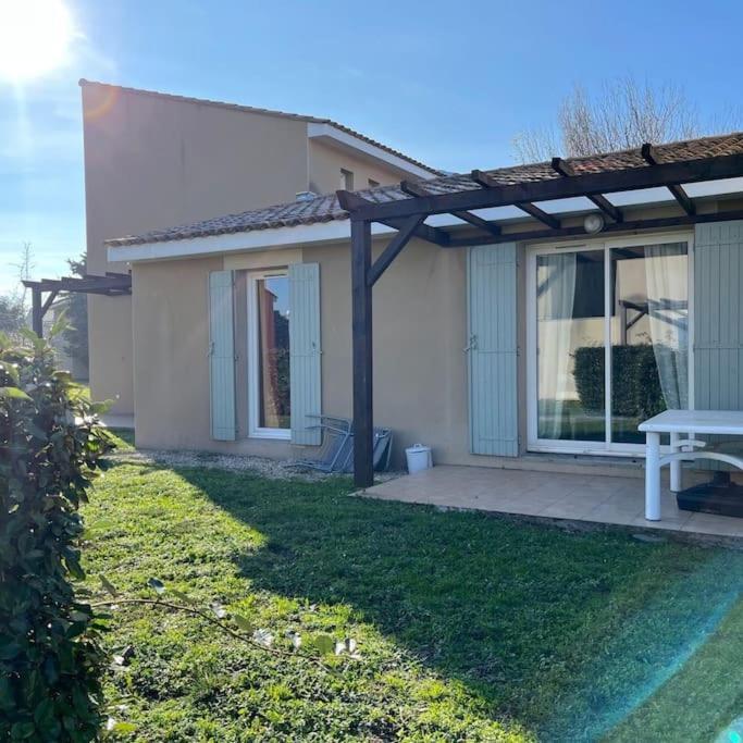 Maison Plain Pied Avec Climatisation Dans Une Residence Privee Avec Piscine Saint-Saturnin-lès-Avignon Exterior foto